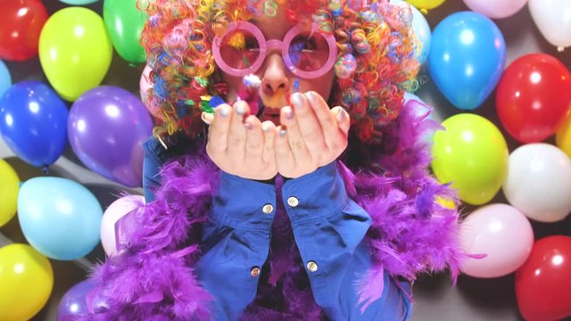 Frau in Karnevalstimmung (video 4k)
