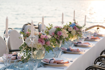 beautifully decorated table with flowers for wedding dinner