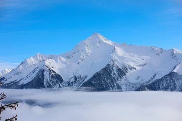Fototapeta na wymiar Ahorn Spitze verschneit im Winter, Zillertal, Tirol, Österreich, Europa
