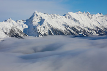 Fototapeta na wymiar Verschneite Berglandschaft mit Nebel, Zillertal, Tirol, Österreich, Europa