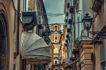 Abwaschbare Fototapete Neapel Duomo von Sorrento durch eine enge Gasse in der Altstadt gesehen