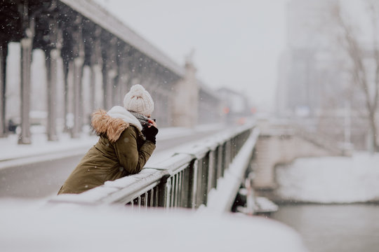 Femme sous la neige &agrave; Paris 