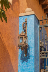 Antike Lampe an einem Eingang eines Hauses