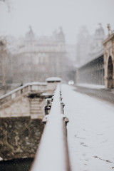 Paysage parisien enneigé