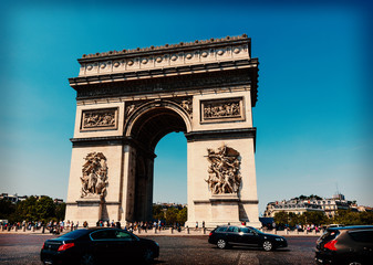 Fototapeta na wymiar Traffic by world famous Arch de Triomphe