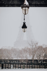 Tour Eiffel sous la brume 