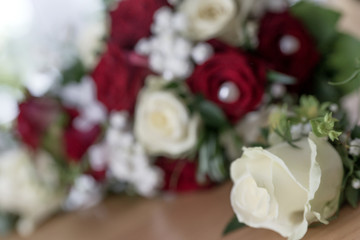 Obraz na płótnie Canvas Beautiful bouquet of white and red roses for wedding