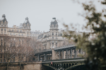 Paysage parisien enneigé