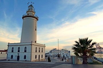 Il faro di Malaga costruito nel 1817 e conosciuto affettuosamente con il nome di Farola e’ uno dei fari più antichi e storici della Spagna. 