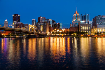 Fototapeta na wymiar Pittsburgh skyline and the Allegheny River