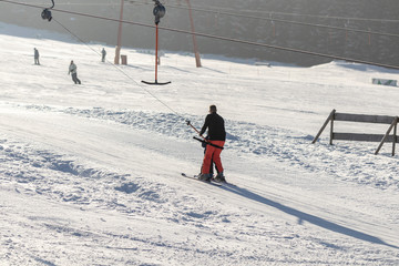 Vater und Sohn auf dem Skilift