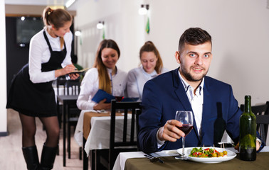 Businessman is having dinner in the restaurante