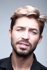 Obraz premium thoughtful businessman holding his hand under his chin