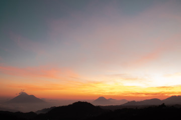 Obraz premium zachód słońca w górach