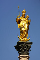 Fototapeta na wymiar goldene Mariensäule, Heilige Maria in München