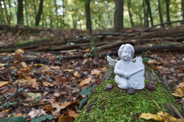 kleine Engel-Figur musizierend im Wald