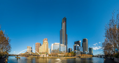 Obraz premium Okręg Southbank z rzeką Yarra na pierwszym planie, Melbourne, Victoria, Australia.