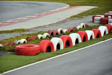 Neumáticos en un circuito de carreras de kart - obrazy, fototapety, plakaty