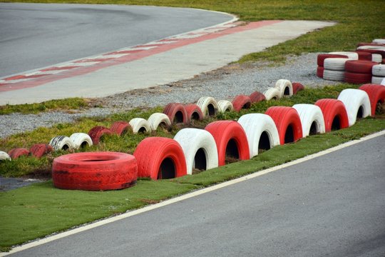 Neumáticos en un circuito de carreras de kart