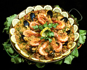 Paella de arroz con mariscos.
