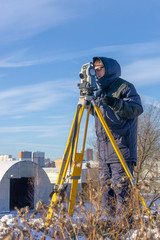 The cadastral service worker conducts surveying and topographic measurements