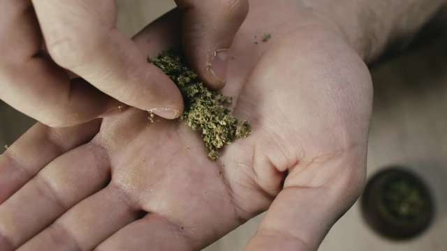 Preparaci&oacute;n porro de marihuana volteando el papel de fumar