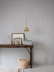 Konsolentisch mit Bilderrahmen, Büchern und natürlicher Dekoration