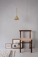 Modernes Interieur mit Stuhl und Messinglampe 