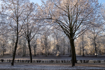 Ansicht vom teilweise gefrorenen Fluss 