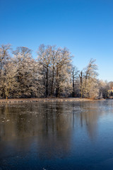 Fototapeta na wymiar Ansicht vom teilweise gefrorenen Fluss 