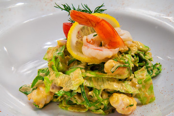Fresh salad with shrimps and lettuce under a delicate pink paprika sauce