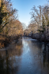 Ansicht vom teilweise gefrorenen Fluss 