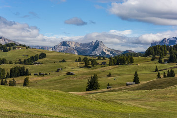 Fototapeta na wymiar Die Seiser Alm ist die größte Hochalm Europas. Sie liegt in den Südtiroler Dolomiten in Italien 