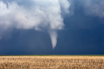 Fototapeta na wymiar Tornado funnel in Nebraska