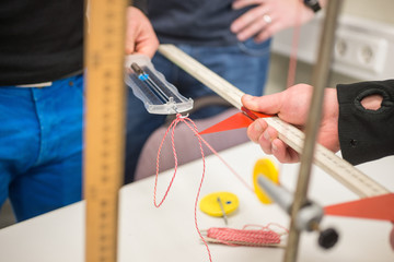 Erwachsene Schüler beim Lernen Messen 