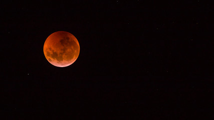 Superluna de sangre. Eclipse lunar, luna completamente roja