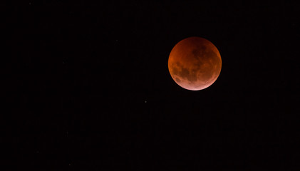 Superluna de sangre. Eclipse lunar, luna completamente roja