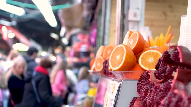 Footage of oranges in a market.