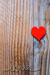 Message Love et coeur rouge sur fond bois