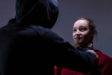 Ein Mann w&uuml;rgt eine Frau