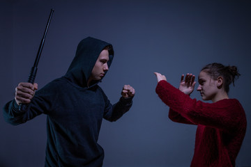 Mann attackiert eine Frau mit einem Schlagstock