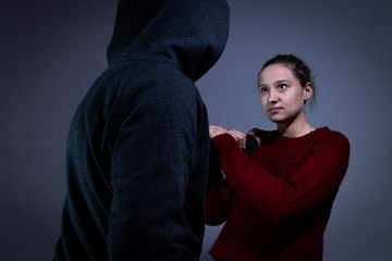 Mann bel&auml;stigt Frau