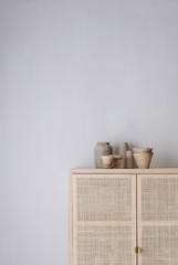 Natürliche Dekoration auf einem Schrank 