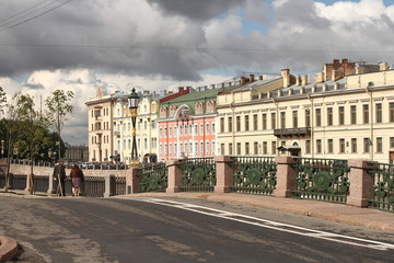Fototapeta na wymiar summer street in the center of St. Petersburg