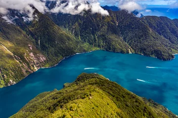 Foto auf Acrylglas Neuseeland Neuseeland. Milford Sound (Piopiotahi) von oben - die Mündung des Sounds auf der rechten Seite