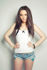 Naklejka premium Hot brunette girl at the photostudio