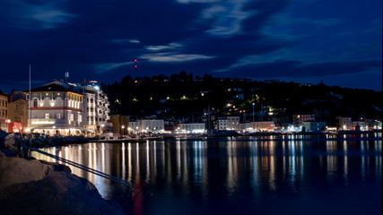 Piran – Pirano / Slowenien / Istrien. Altstadt und Meer bei Nacht