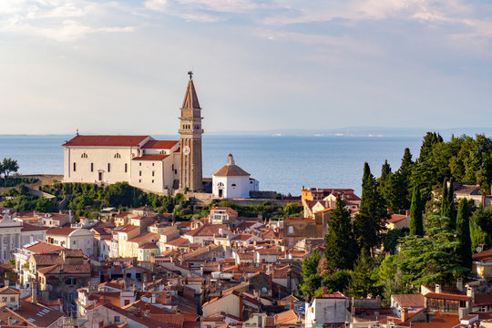 Piran &ndash; Pirano / Slowenien / Istrien. Blick auf die Altstadt, St. Georgs-Kathedrale und das Adriatische Meer