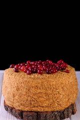 Вкусный и очень красивый медовой торт с сметаным кремом и ягодами. 