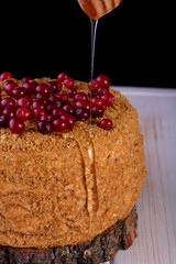 Вкусный и очень красивый медовой торт с сметаным кремом и ягодами. 